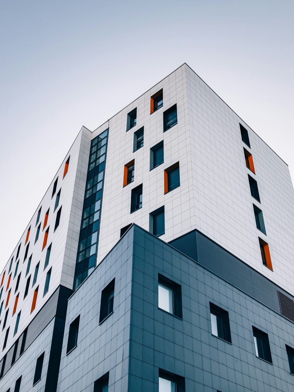 Immeuble moderne aux façades colorées sous un ciel nuageux