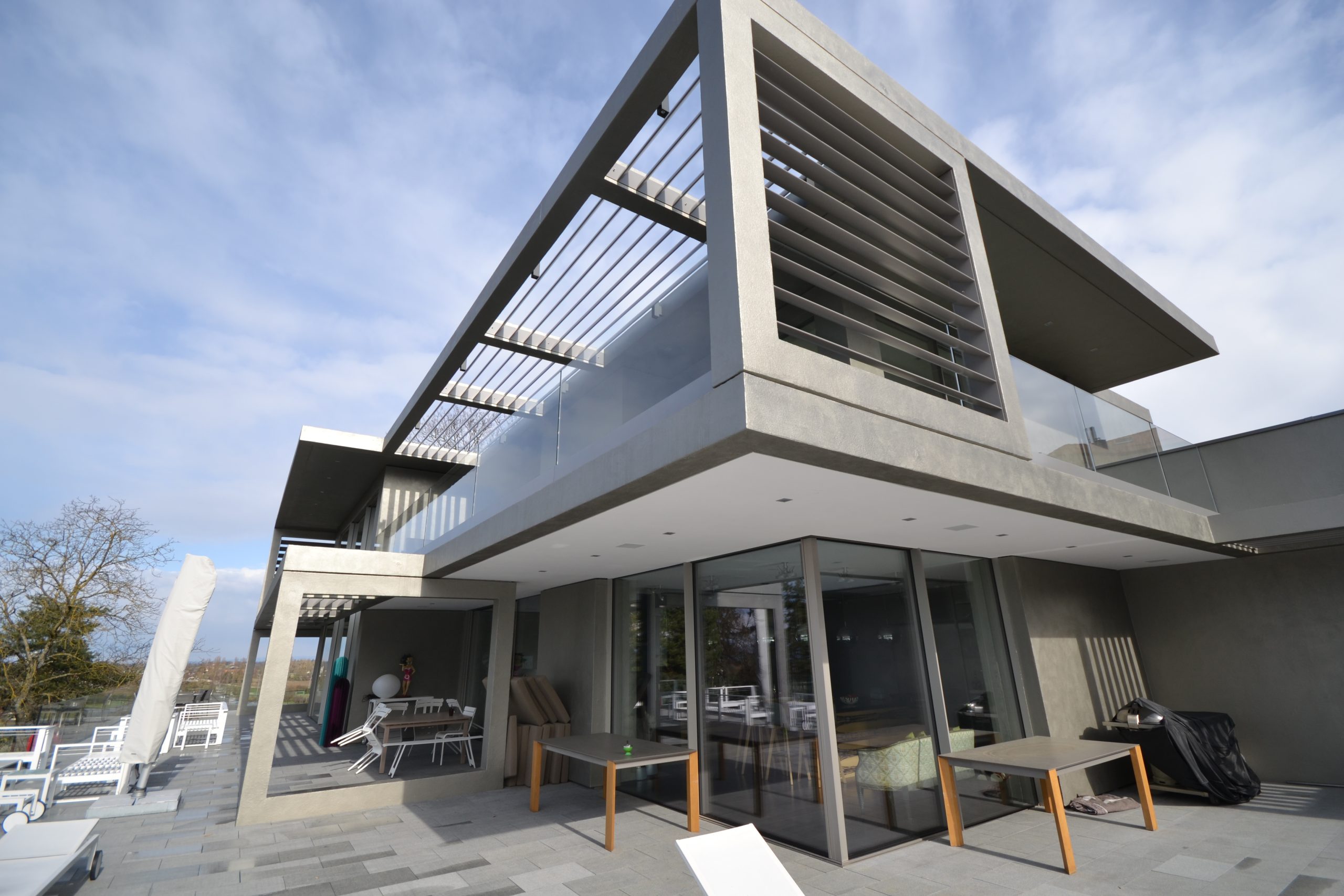 Brise-soleil métallique gris