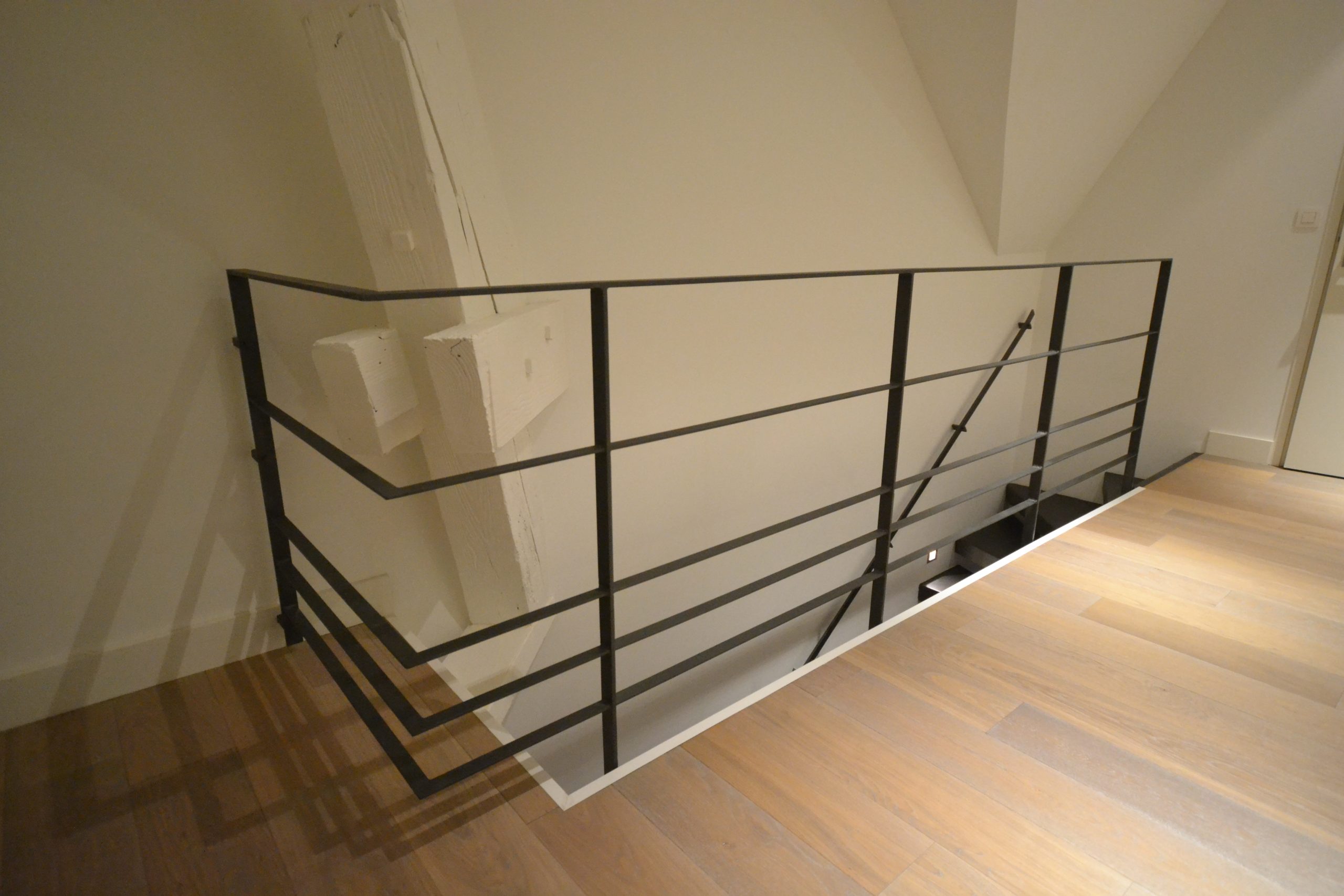 Garde-corps métallique noir d'un escalier intérieur
