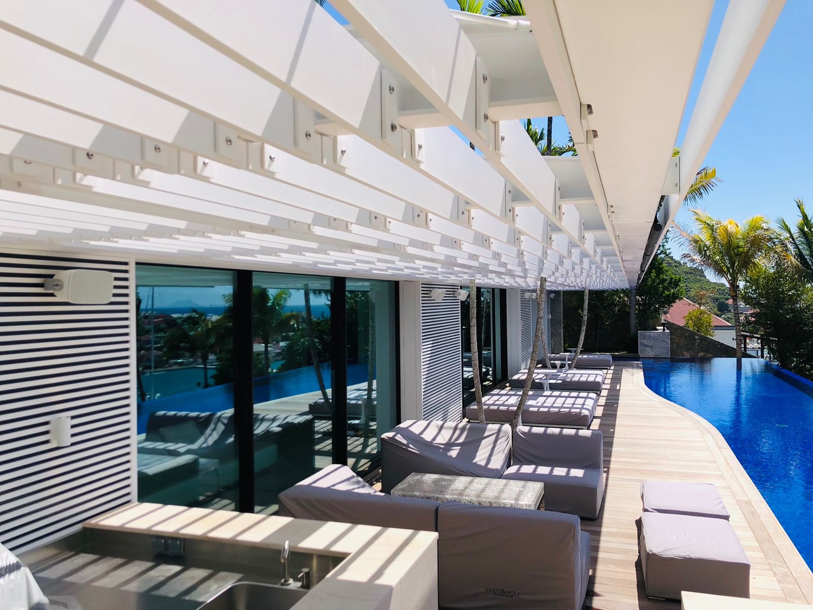 Pergola métallique blanche