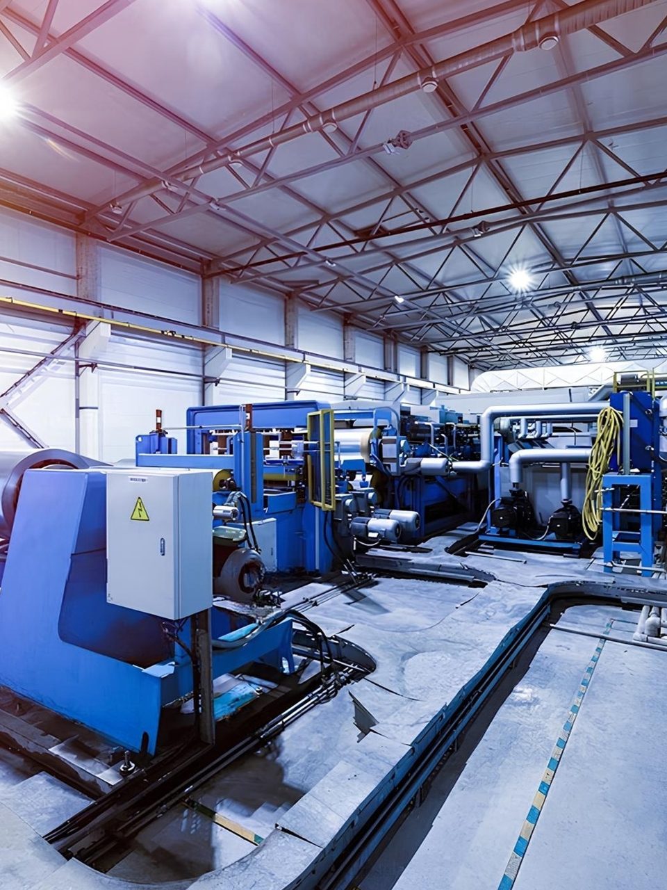 Machines industrielles installées dans un atelier de production
