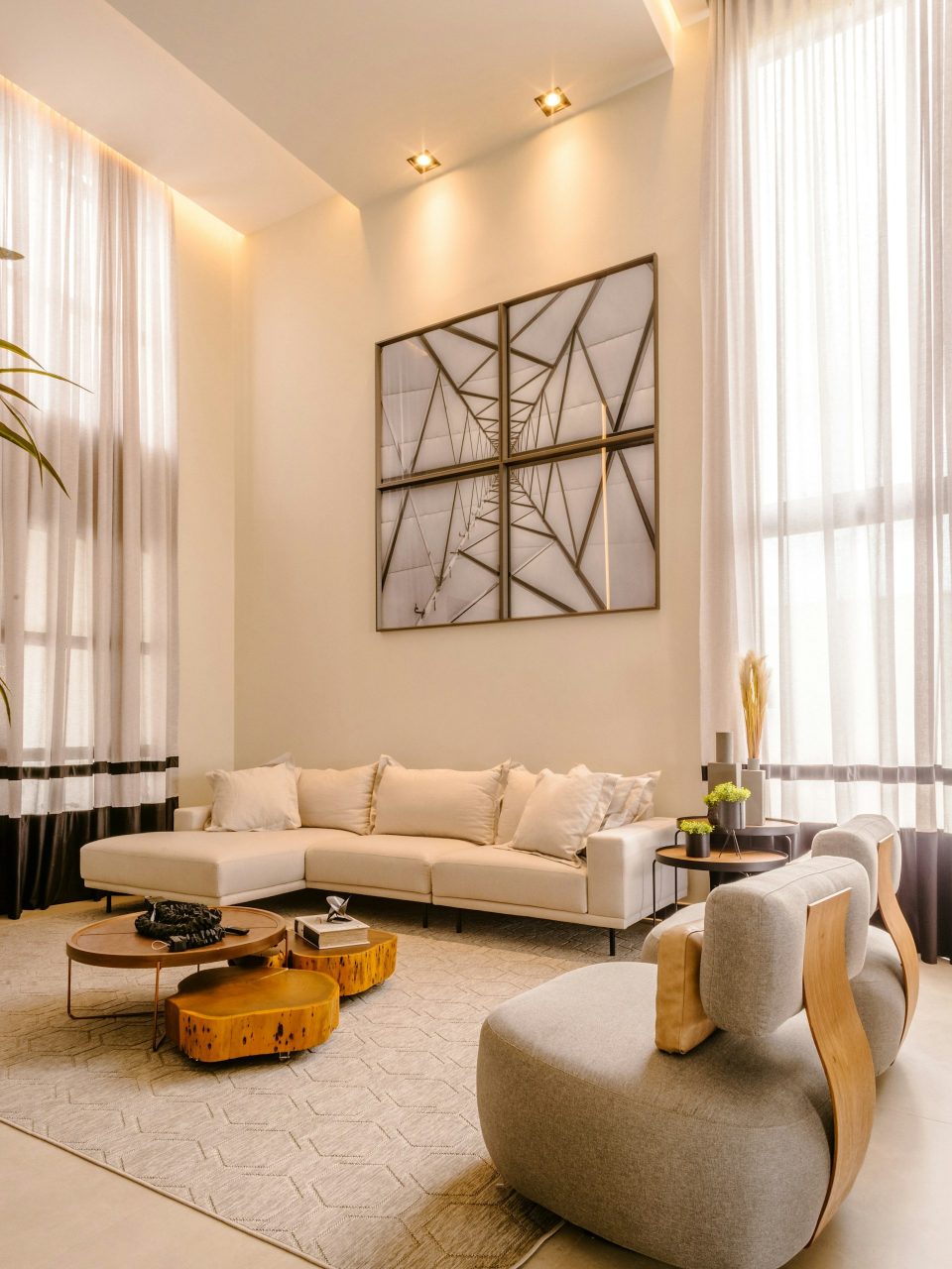 Pièce de vie aménagée avec deux canapés, une table basse et un miroir