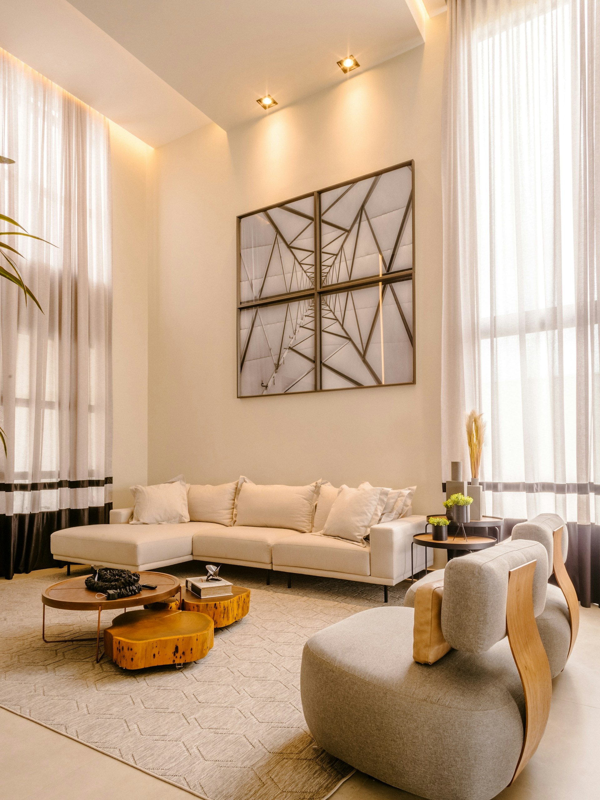 Pièce de vie aménagée avec deux canapés, une table basse et un miroir
