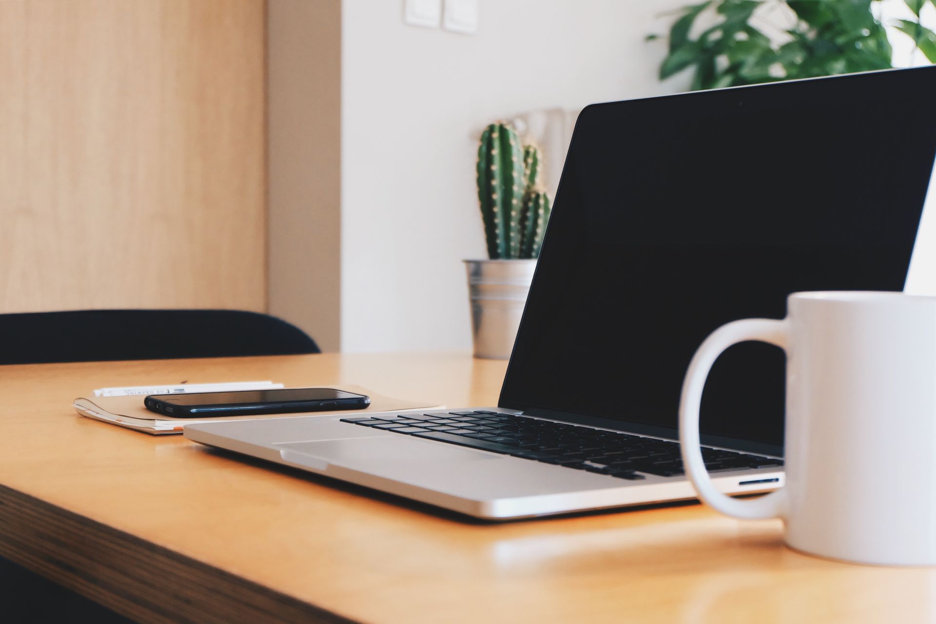 Bureau professionnel comprenant un ordinateur portable et des accessoires de travail