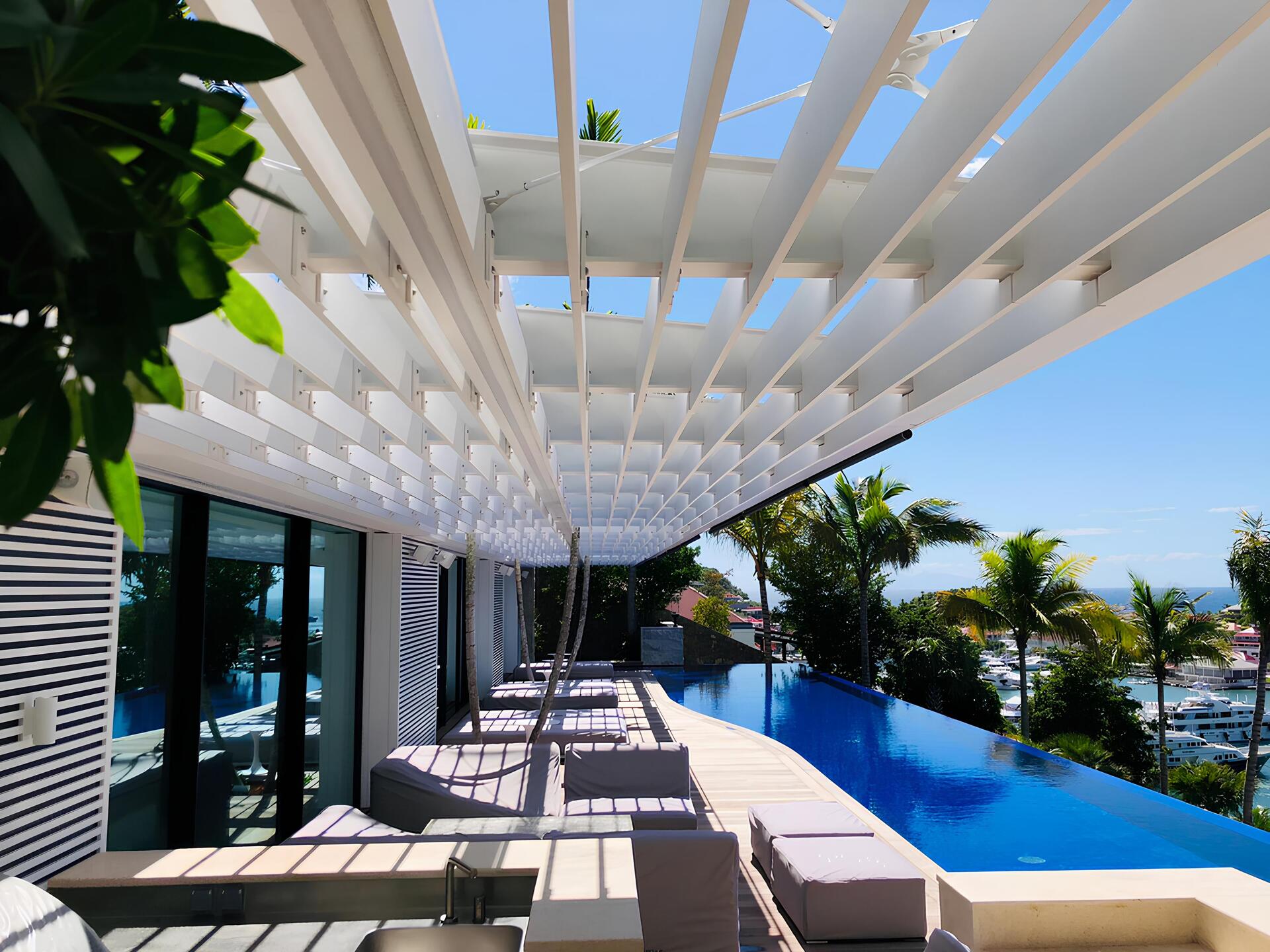 Pergola thermolaquée blanche et intégrée à un espace extérieur résidentiel
