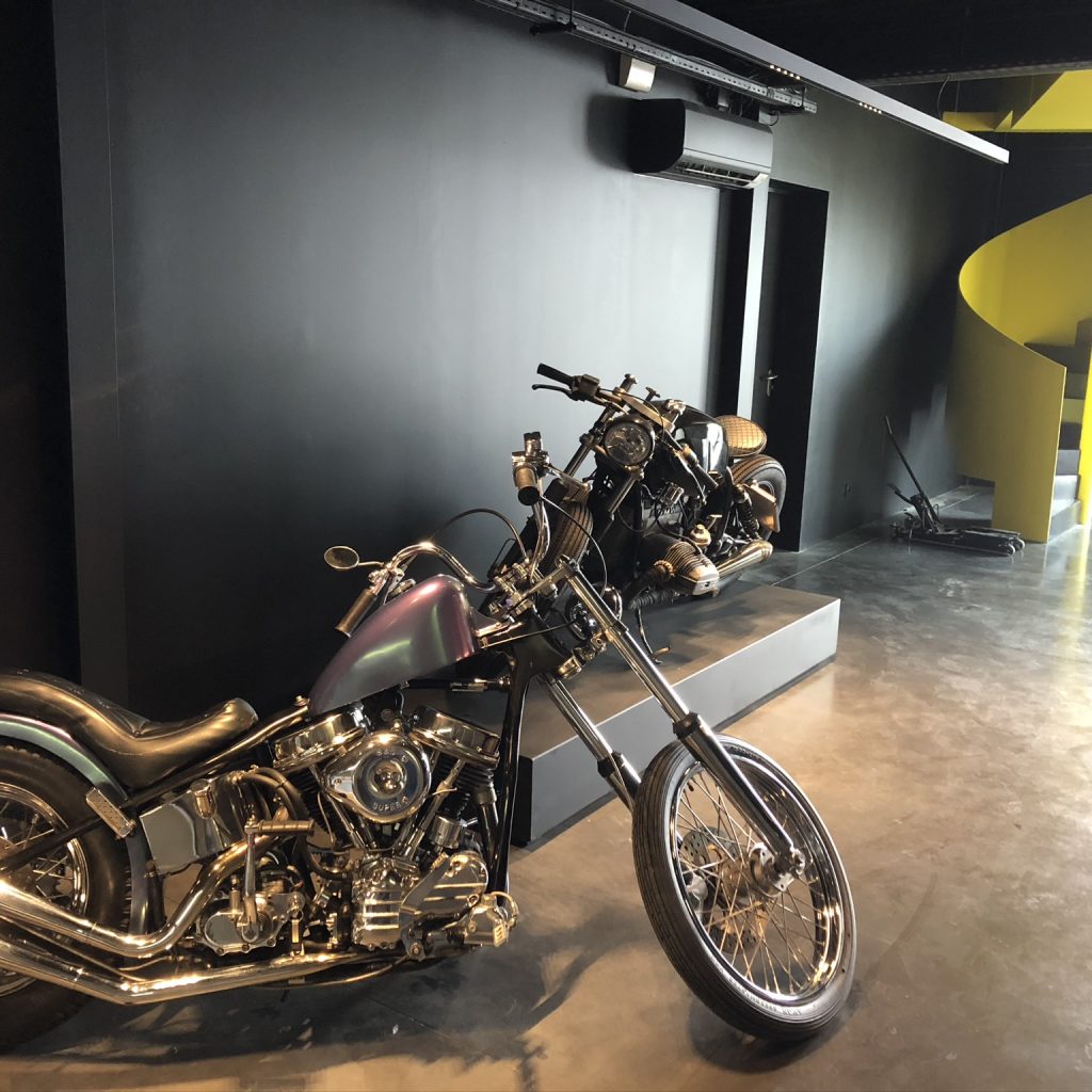 Moto située dans une pièce intérieure