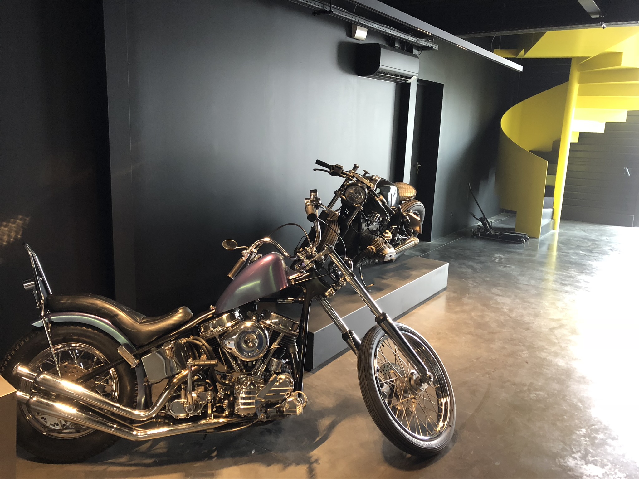 Moto située dans une pièce intérieure