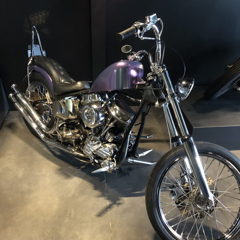 Moto située dans une pièce intérieure