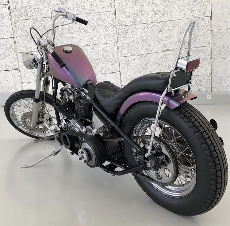 Moto située dans une pièce intérieure