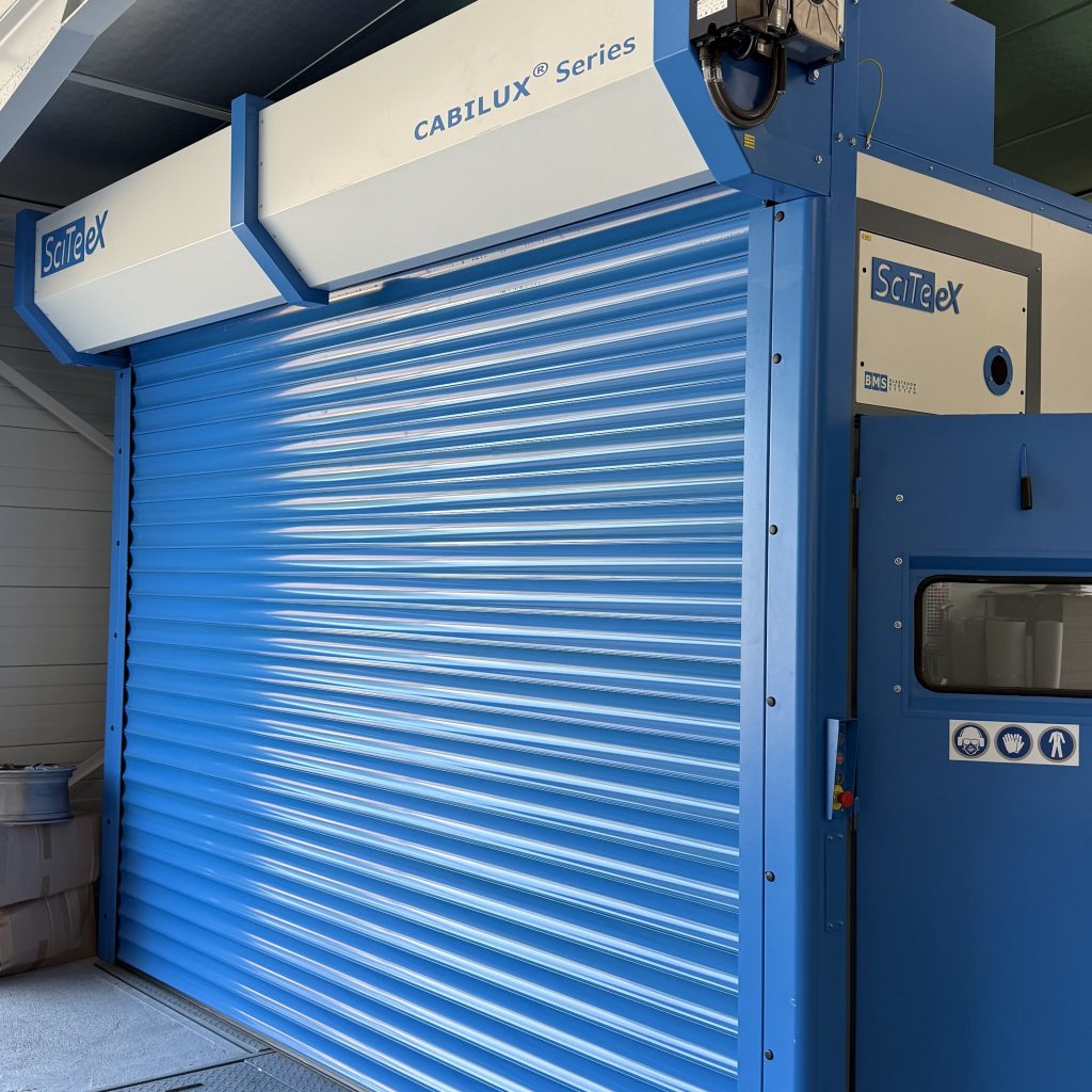 Carter d'une machine industrielle située dans un entrepôt