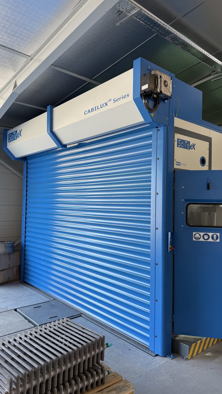 Carter d'une machine industrielle située dans un entrepôt
