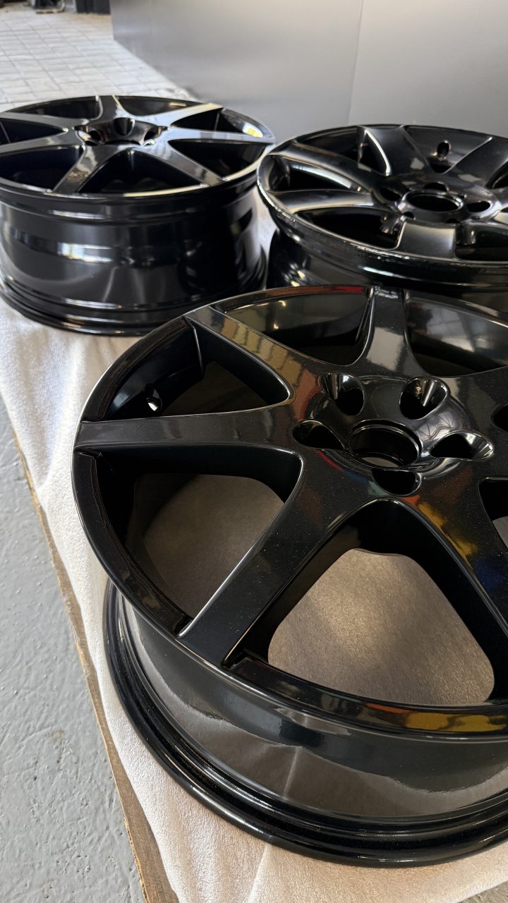 Jantes de voiture thermolaquées noires
