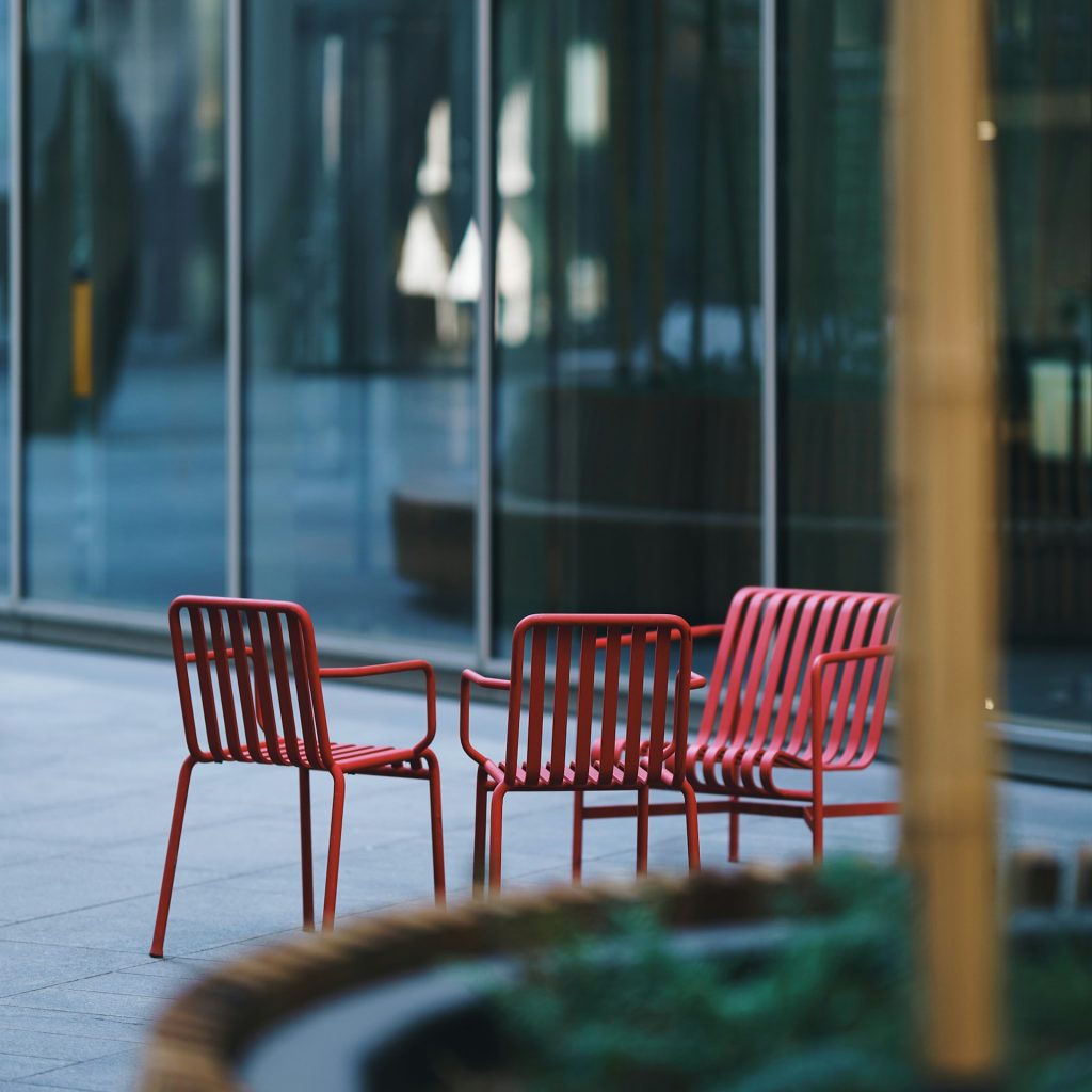 Chaises thermolaquées rouges situées dans la rue