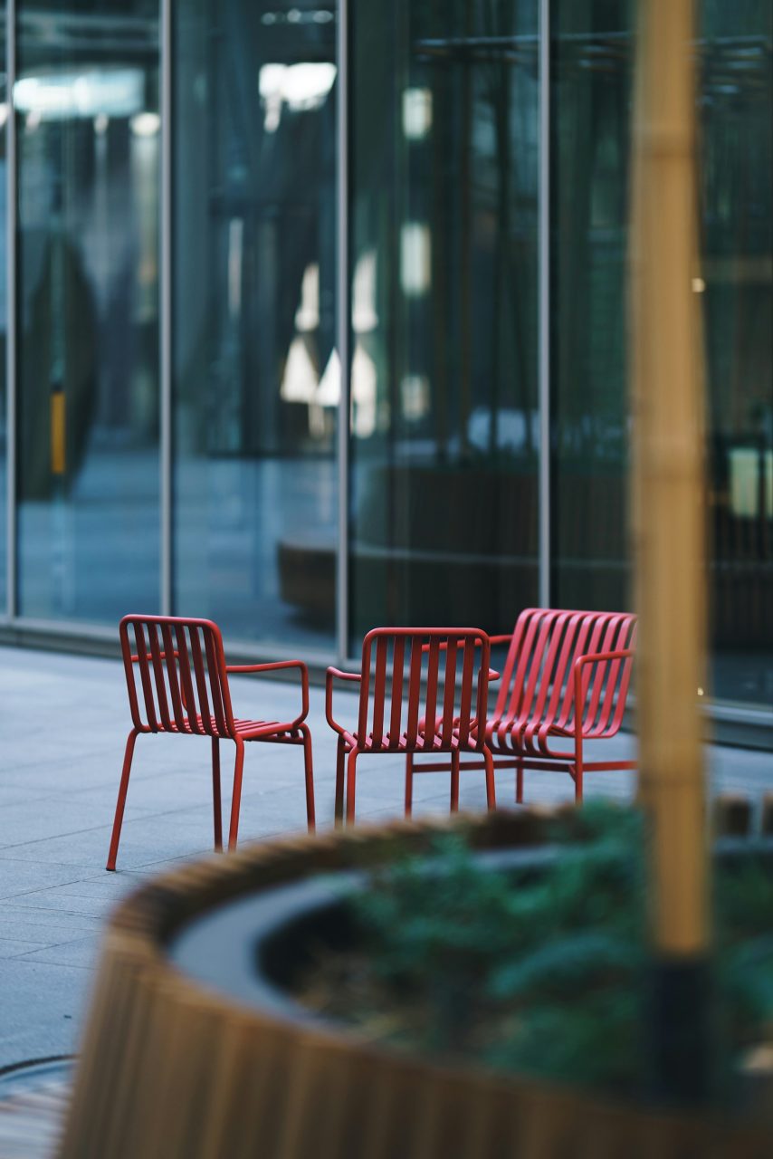 Chaises thermolaquées rouges situées dans la rue