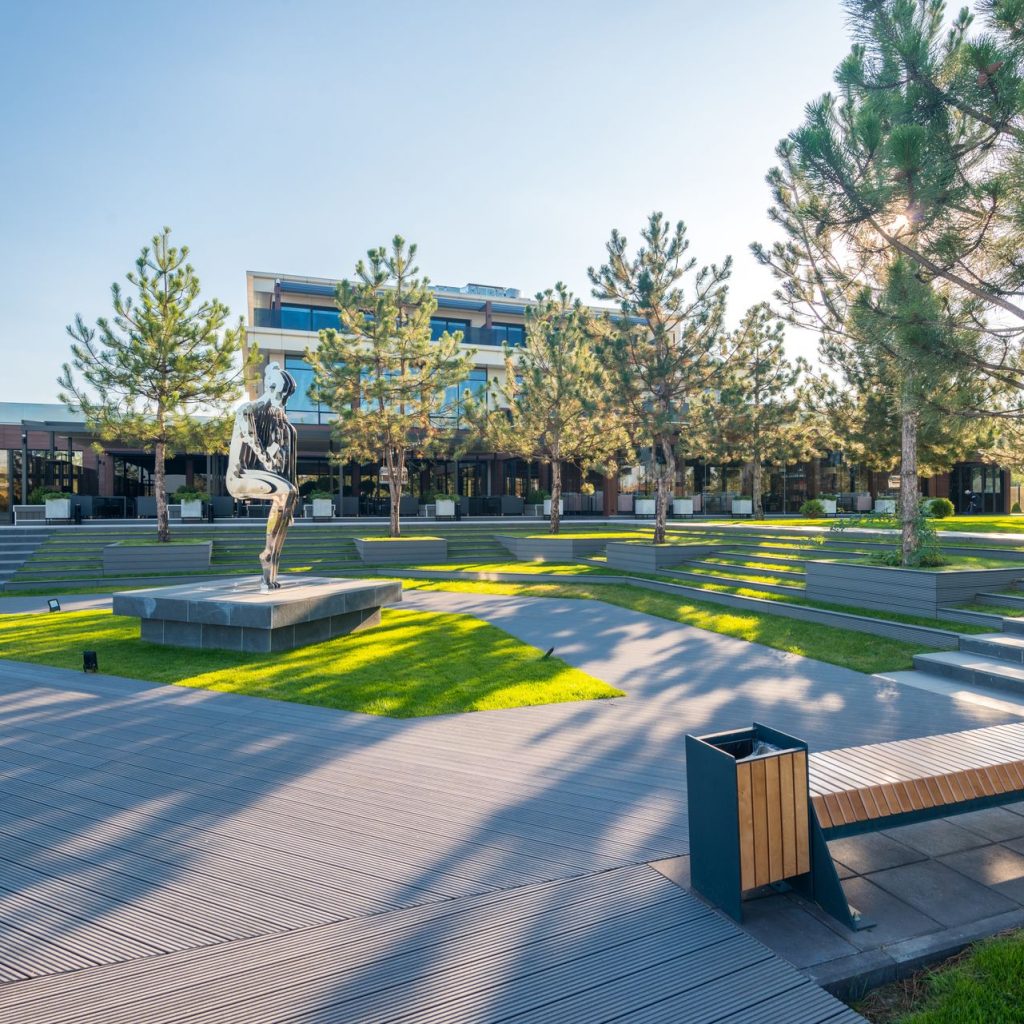 Parc urbain avec des bancs et de la végétation