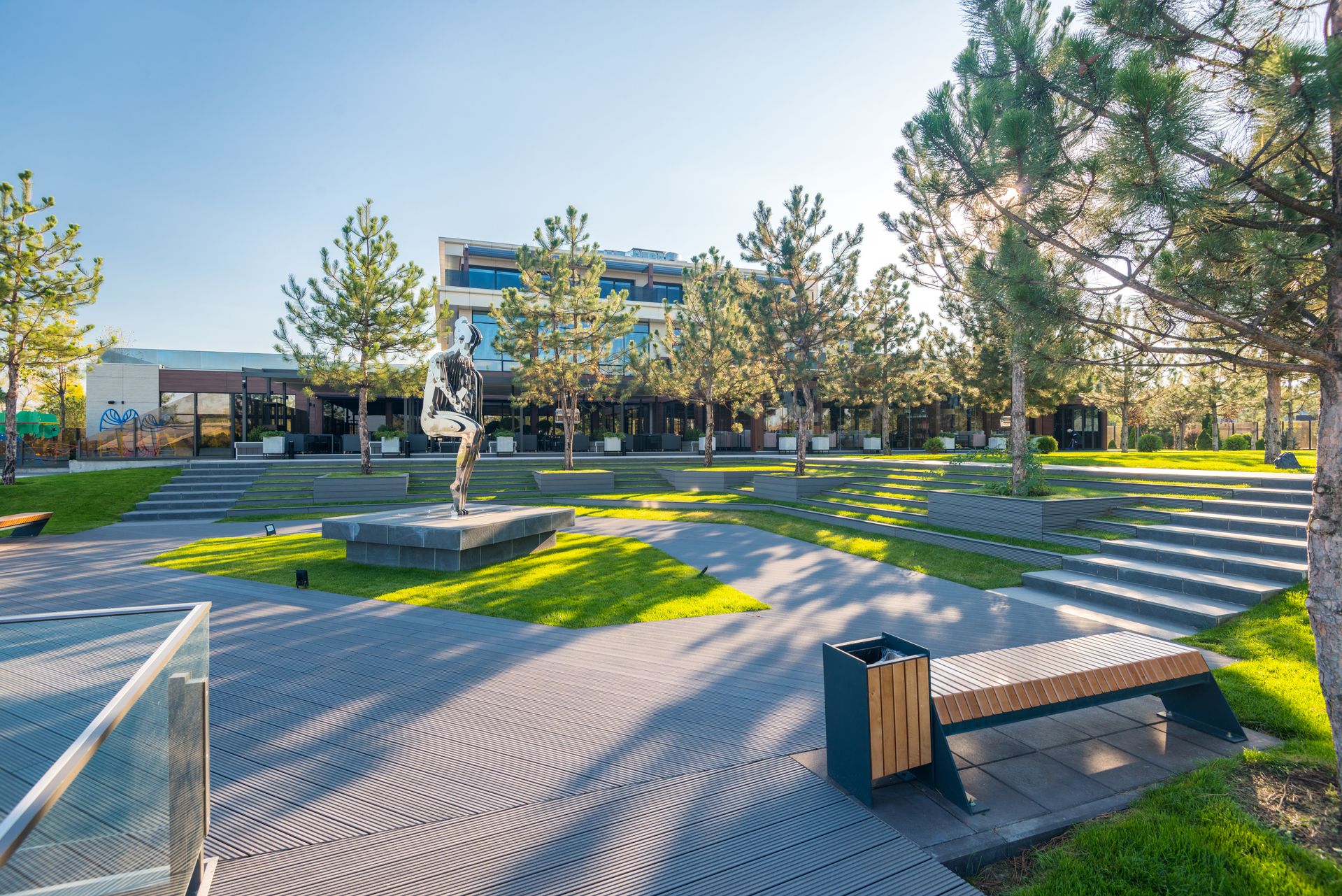 Parc urbain avec des bancs et de la végétation