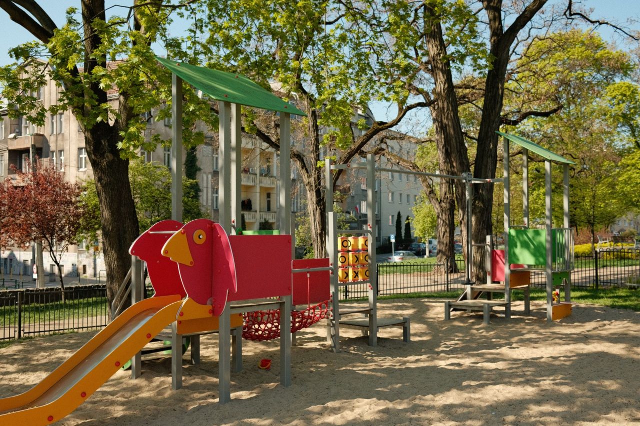 Aire de jeux située dans un parc
