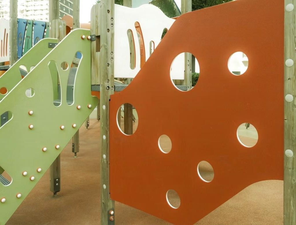 Structures en acier d'une aire de jeux