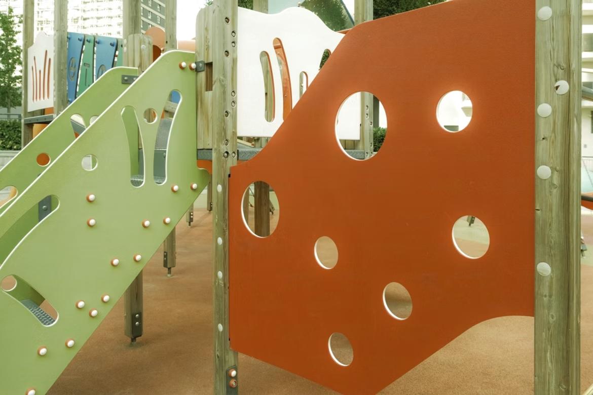 Structures en acier d'une aire de jeux