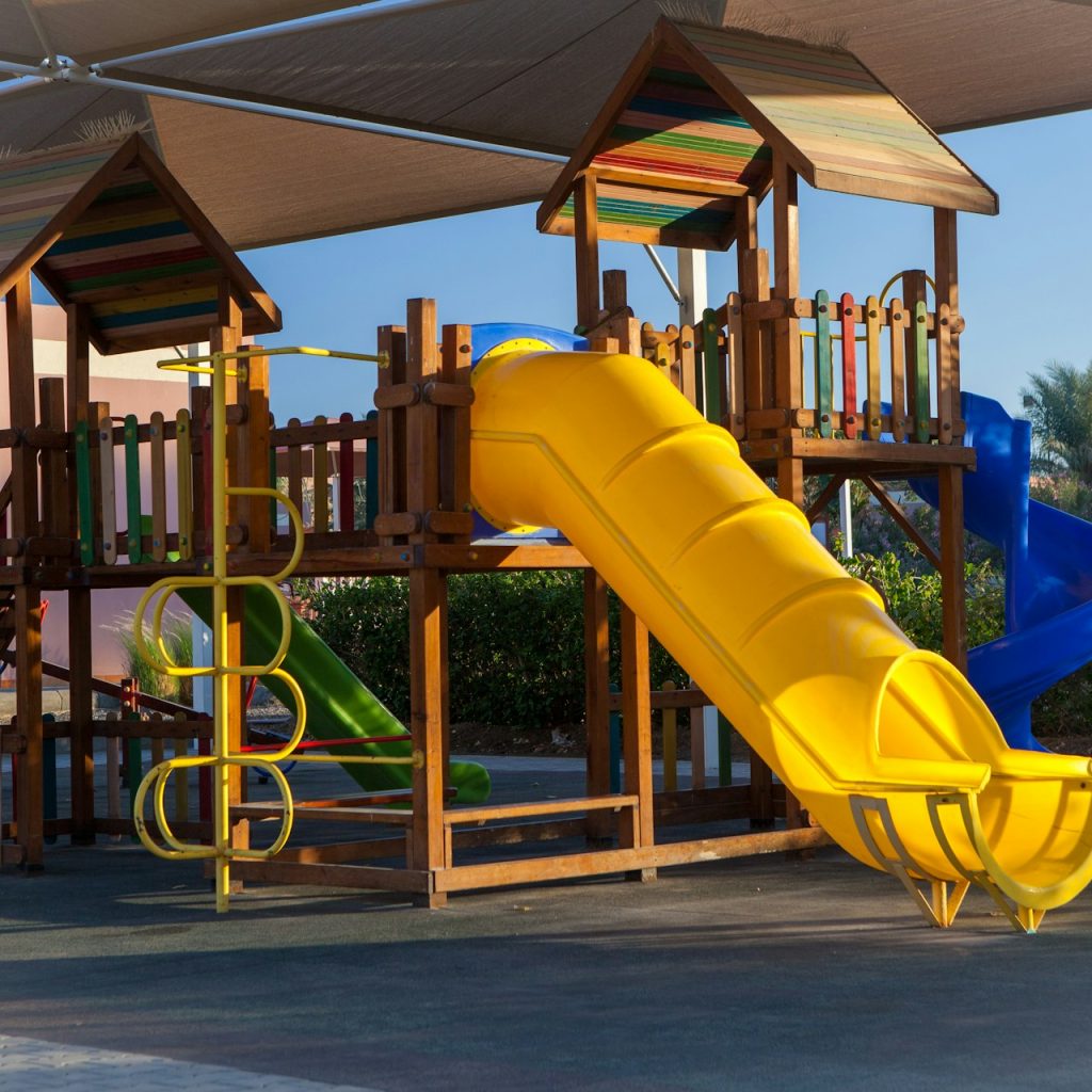Aire de jeux avec un toboggan