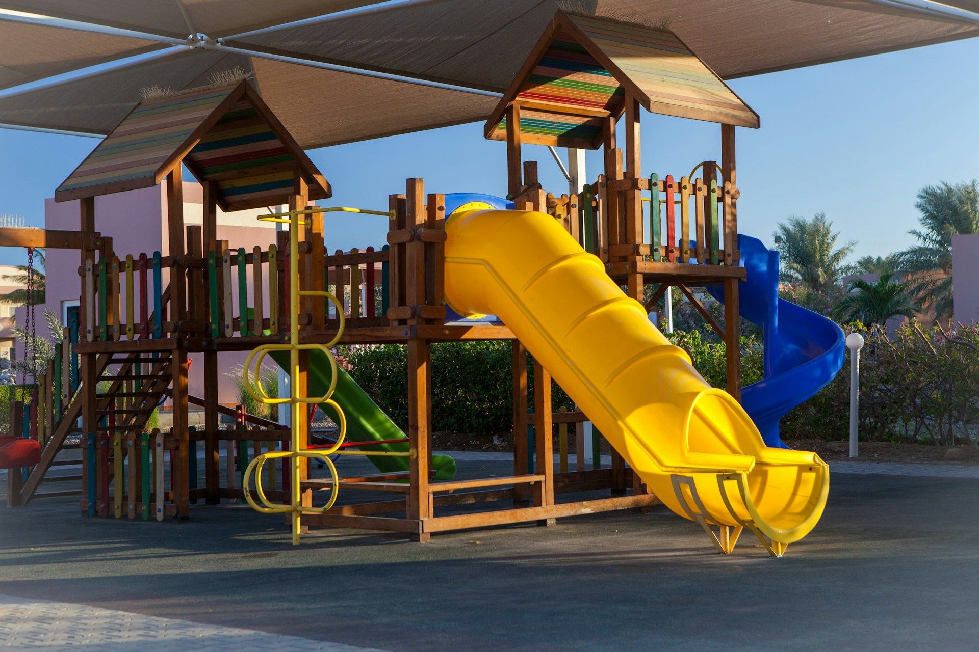 Aire de jeux avec un toboggan