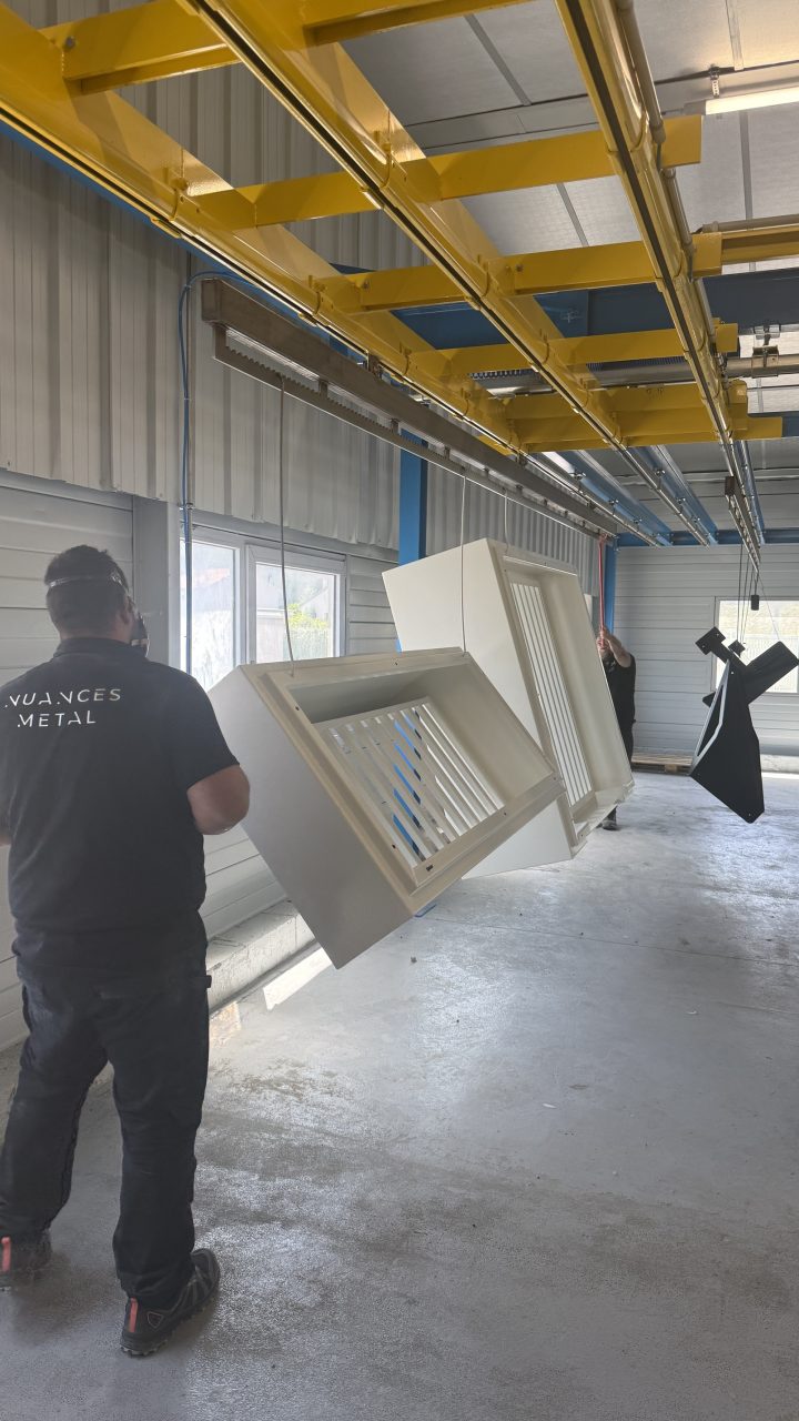 Employés de NUANCES METAL travaillant dans l'atelier