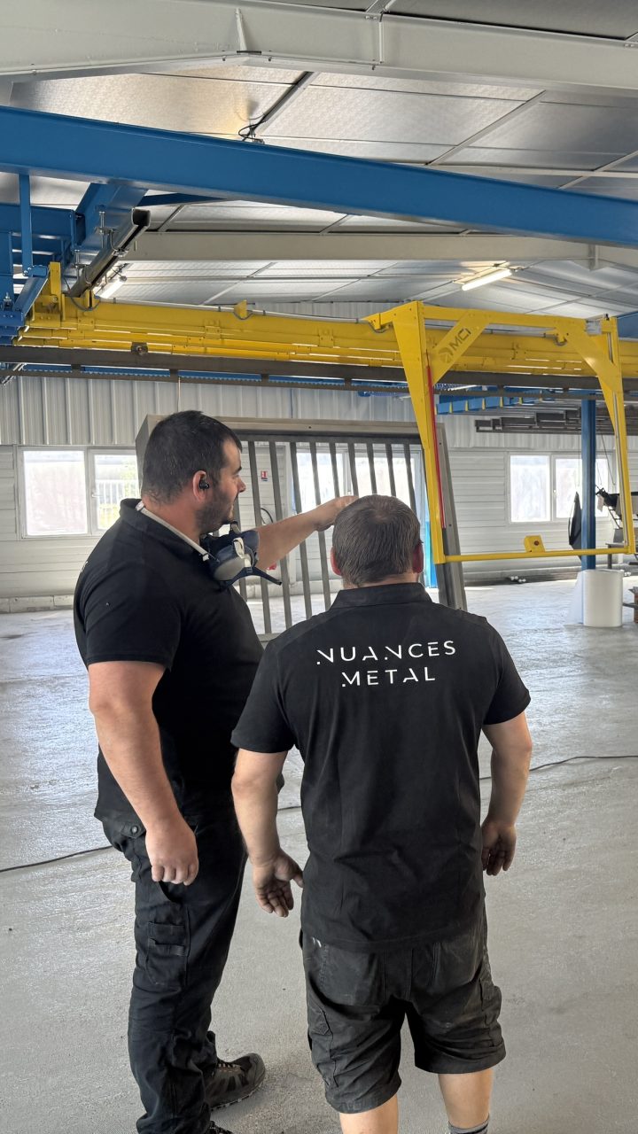 Employés de NUANCES METAL travaillant dans l'atelier