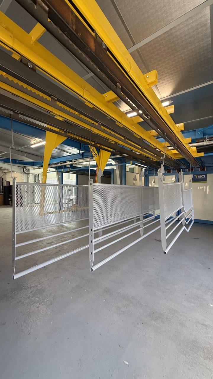 Pièces métalliques suspendues dans l'atelier