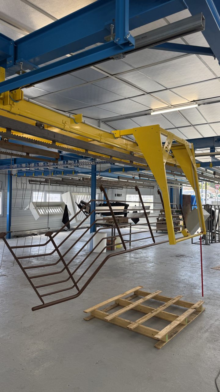 Pièces métalliques suspendues dans l'atelier