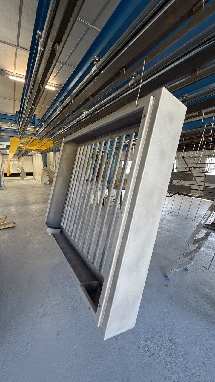 Pièces métalliques suspendues dans l'atelier
