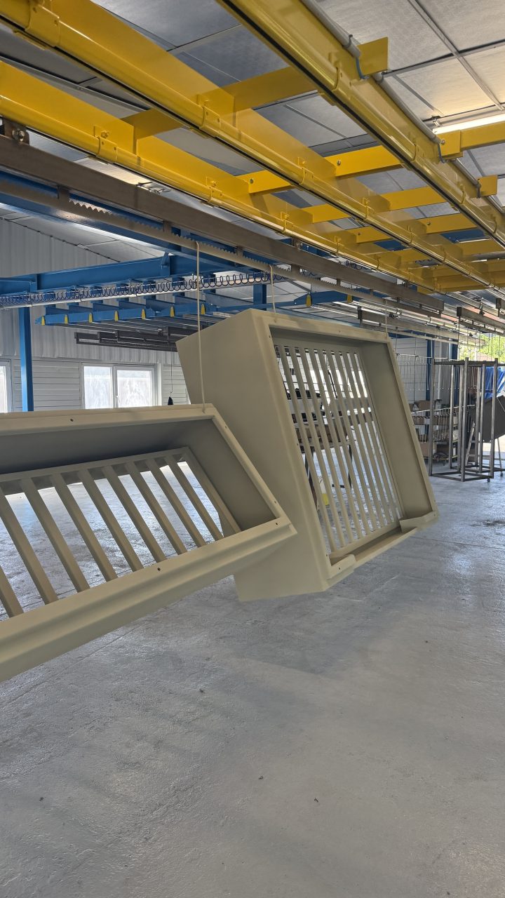 Pièces métalliques suspendues dans l'atelier