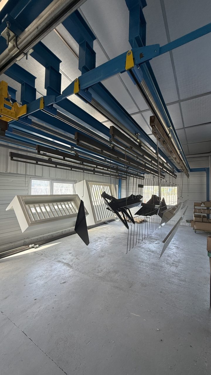 Pièces métalliques suspendues dans l'atelier
