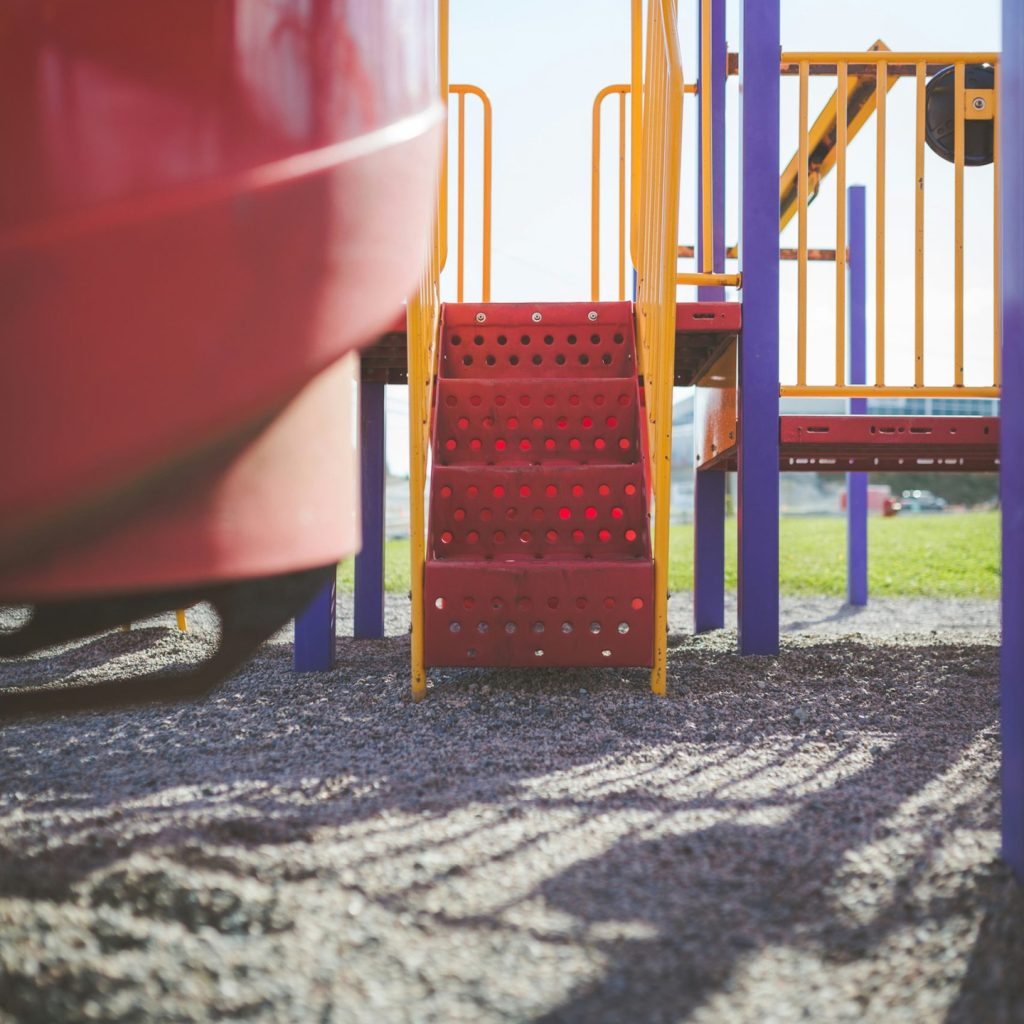 Aire de jeux située dans un parc