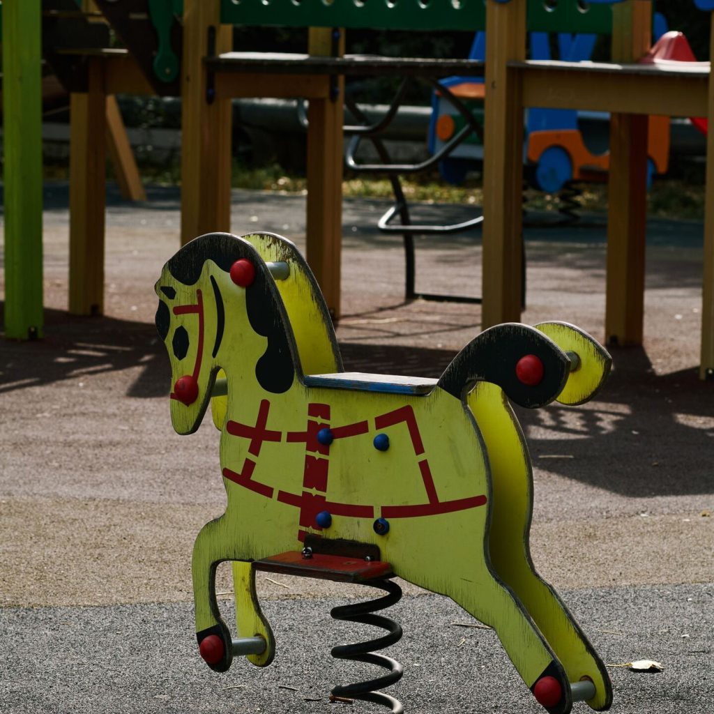 Animal sur ressort métallique vert situé dans un parc