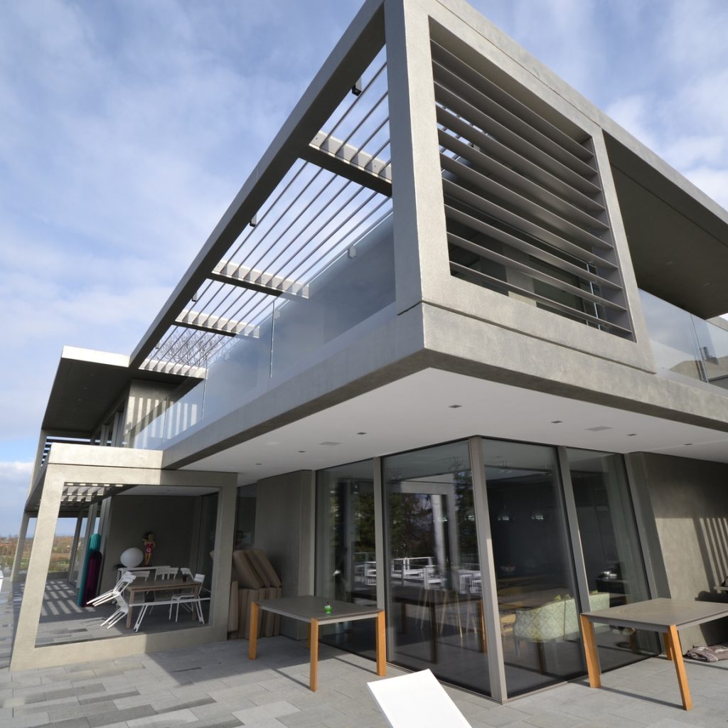 Brise-soleil métallique gris intégré à une résidence