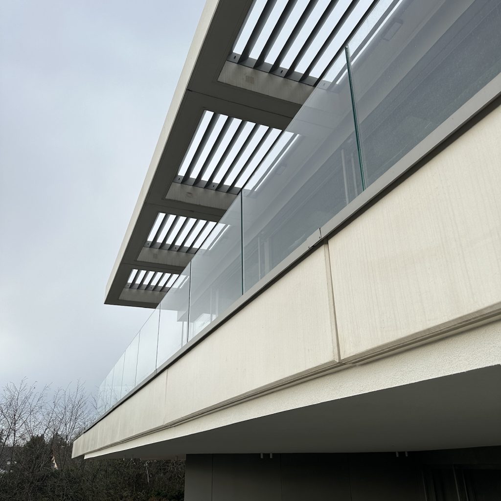 Brise-soleil métallique gris intégré à une résidence