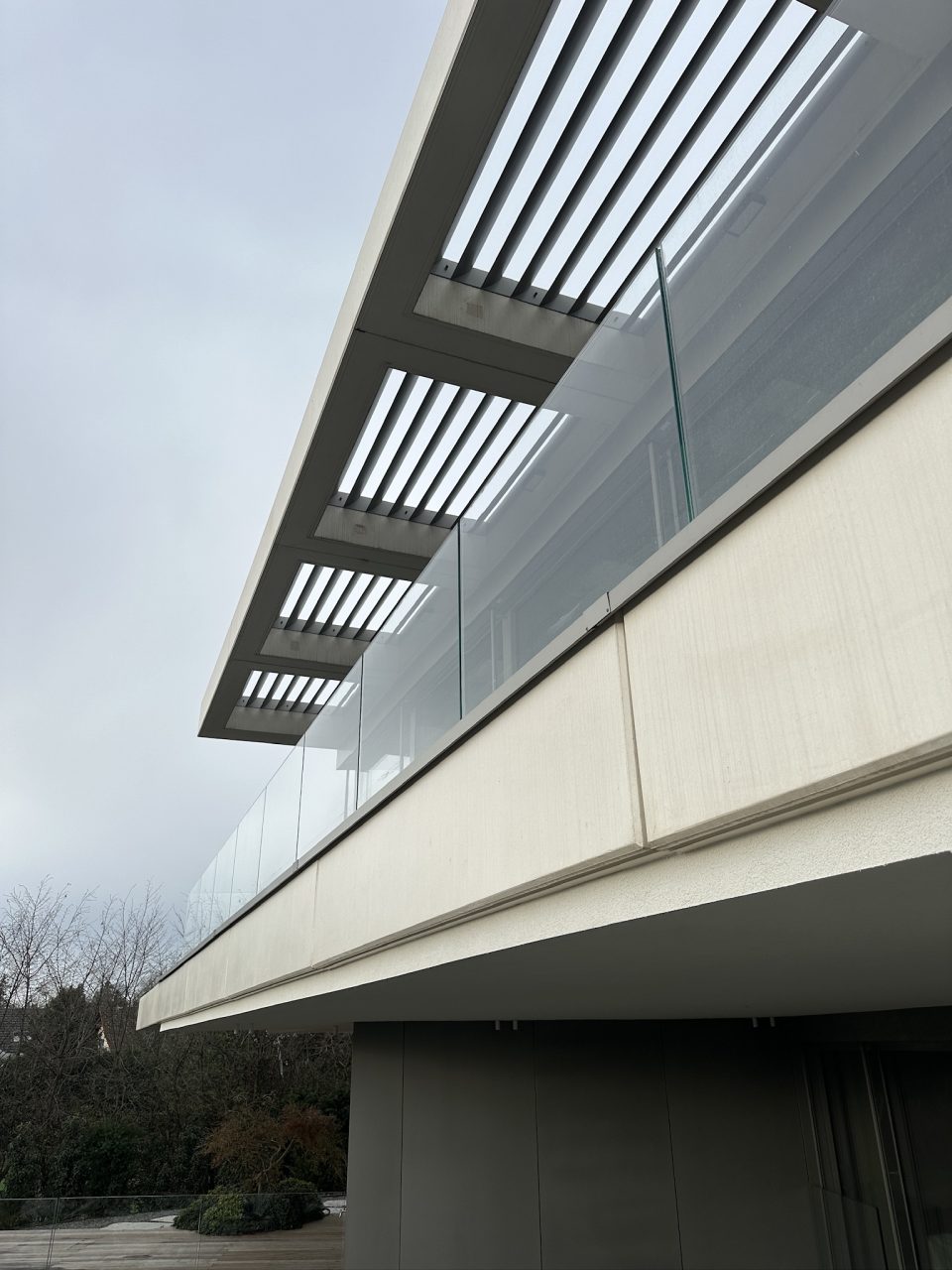 Brise-soleil métallique gris intégré à une résidence