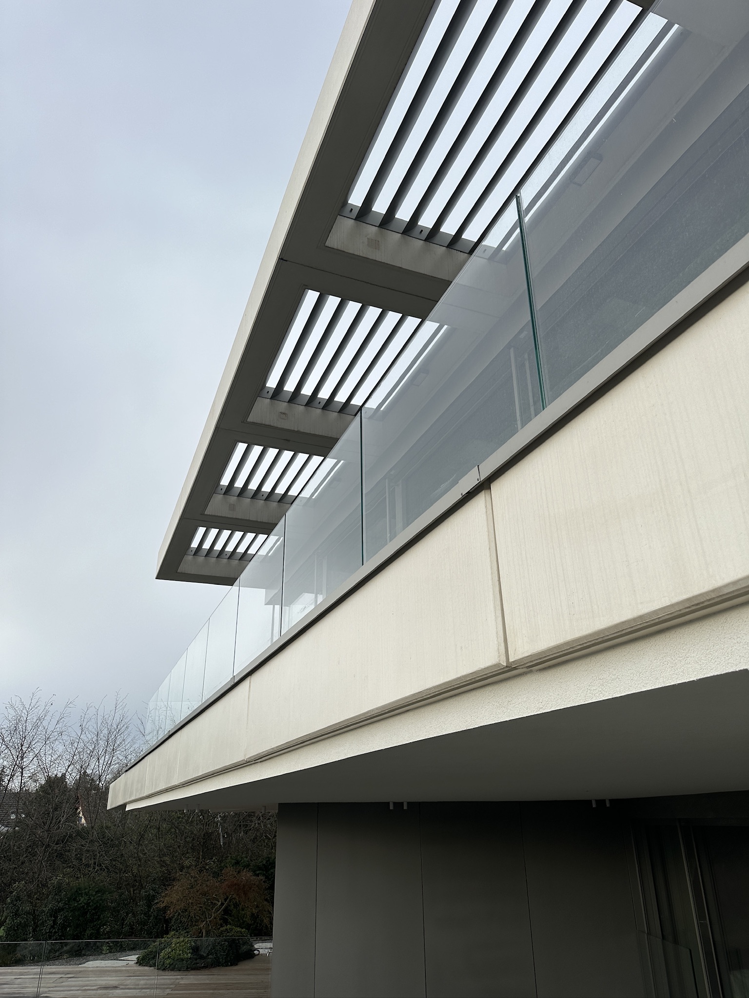 Brise-soleil métallique gris intégré à une résidence