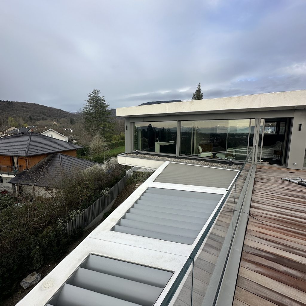 Brise-soleil métallique gris intégré à une résidence