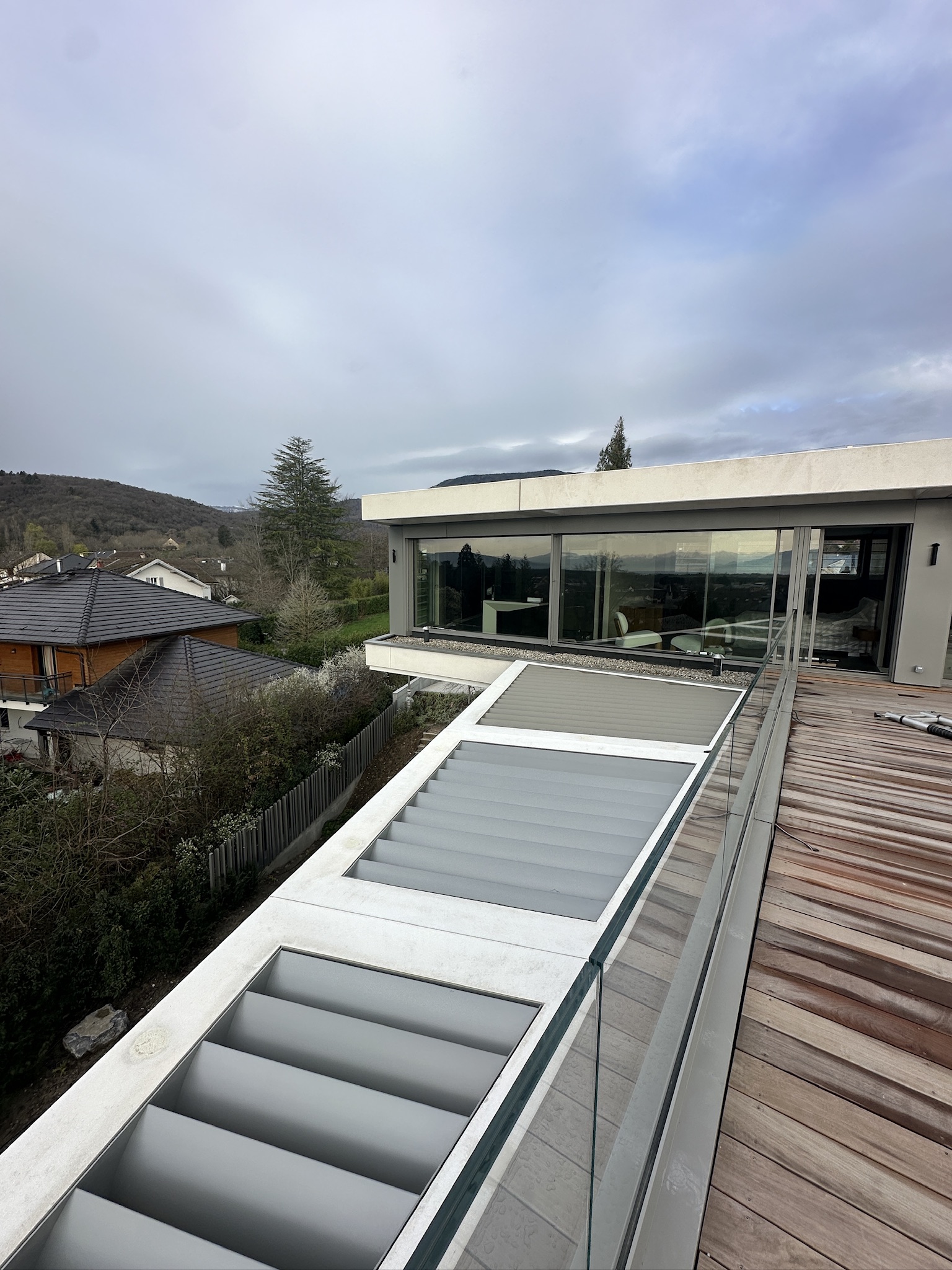 Brise-soleil métallique gris intégré à une résidence