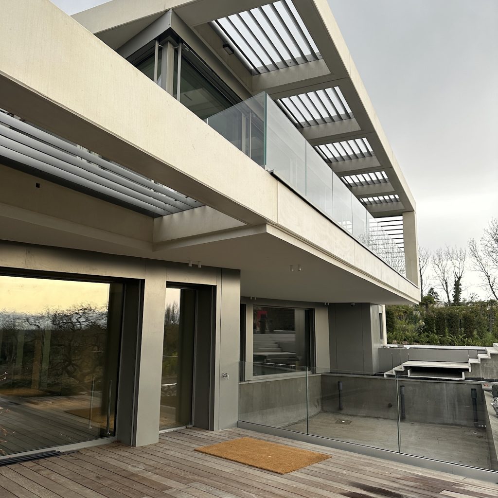 Brise-soleil métallique gris intégré à une résidence