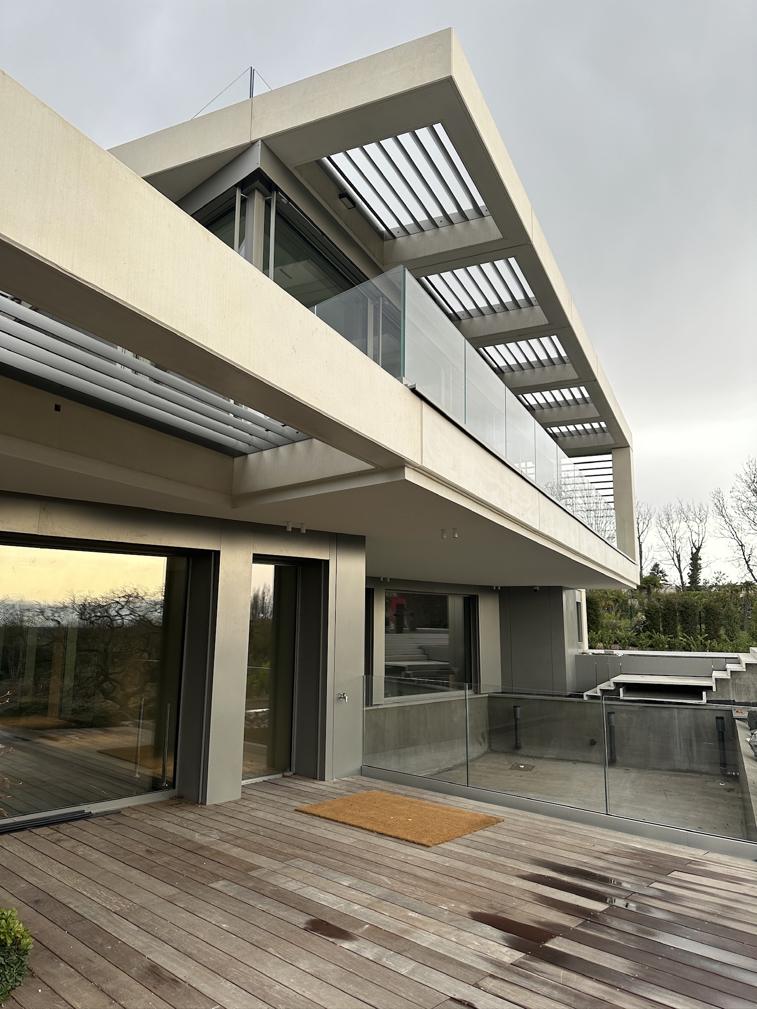 Brise-soleil métallique gris intégré à une résidence