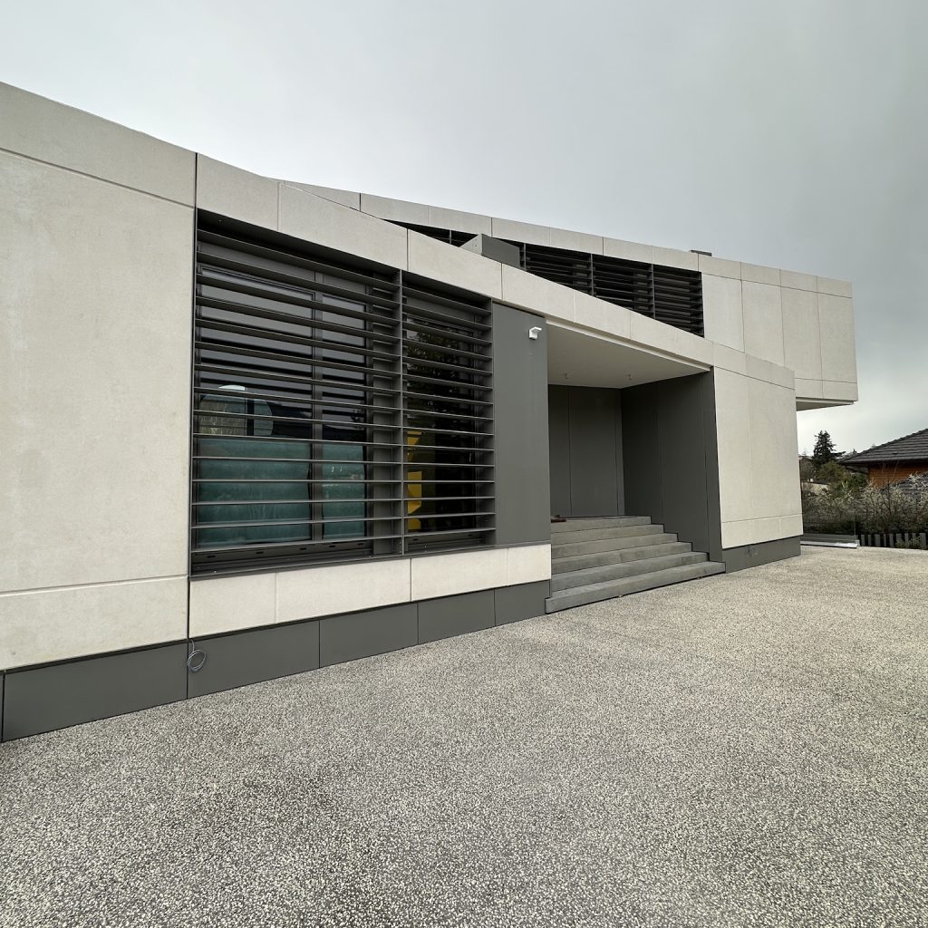 Brise-soleil métallique gris intégré à une résidence