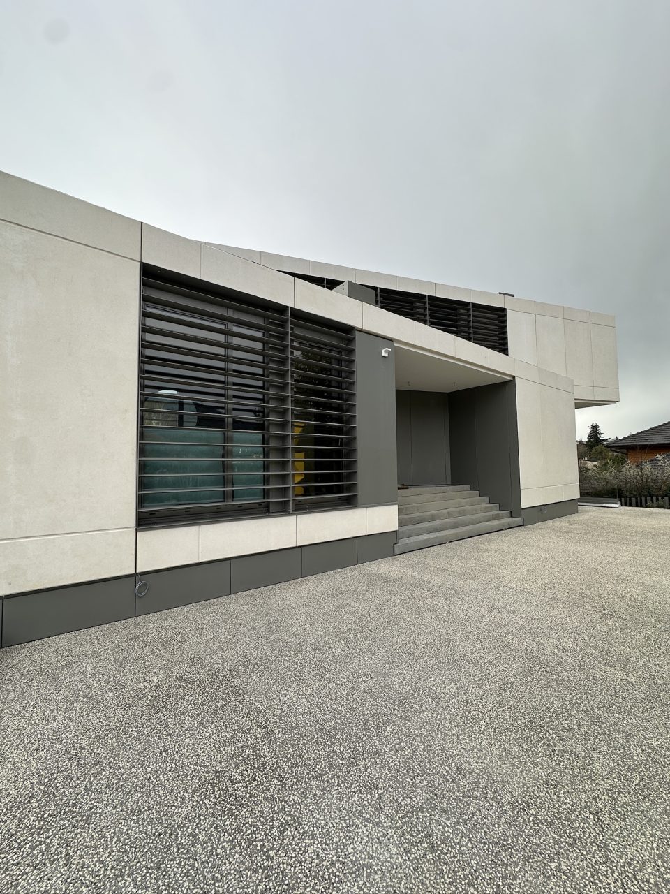 Brise-soleil métallique gris intégré à une résidence