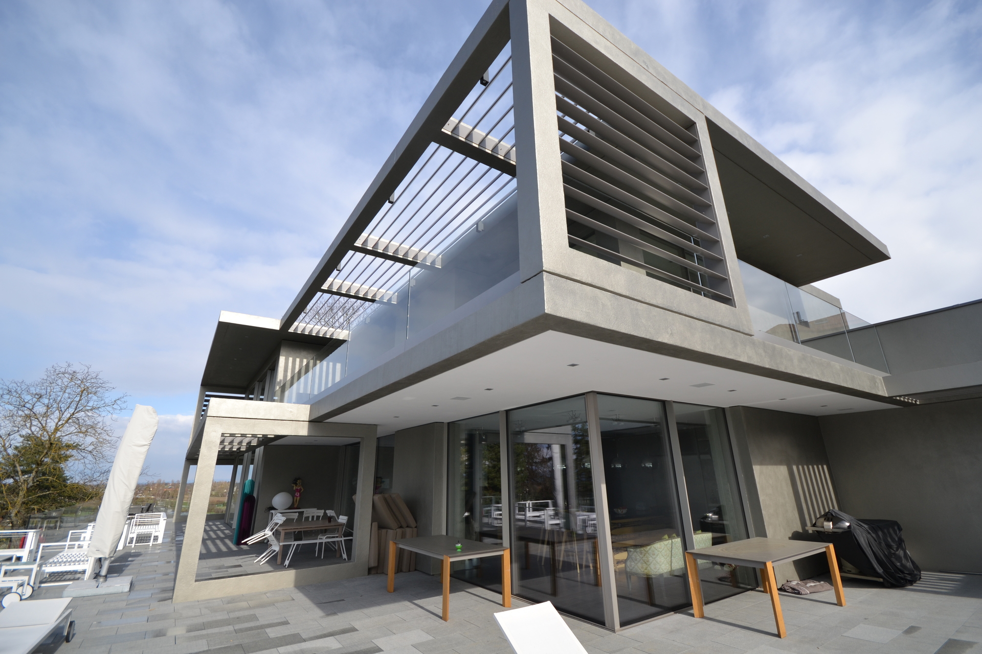 Brise-soleil métallique gris intégré à une résidence