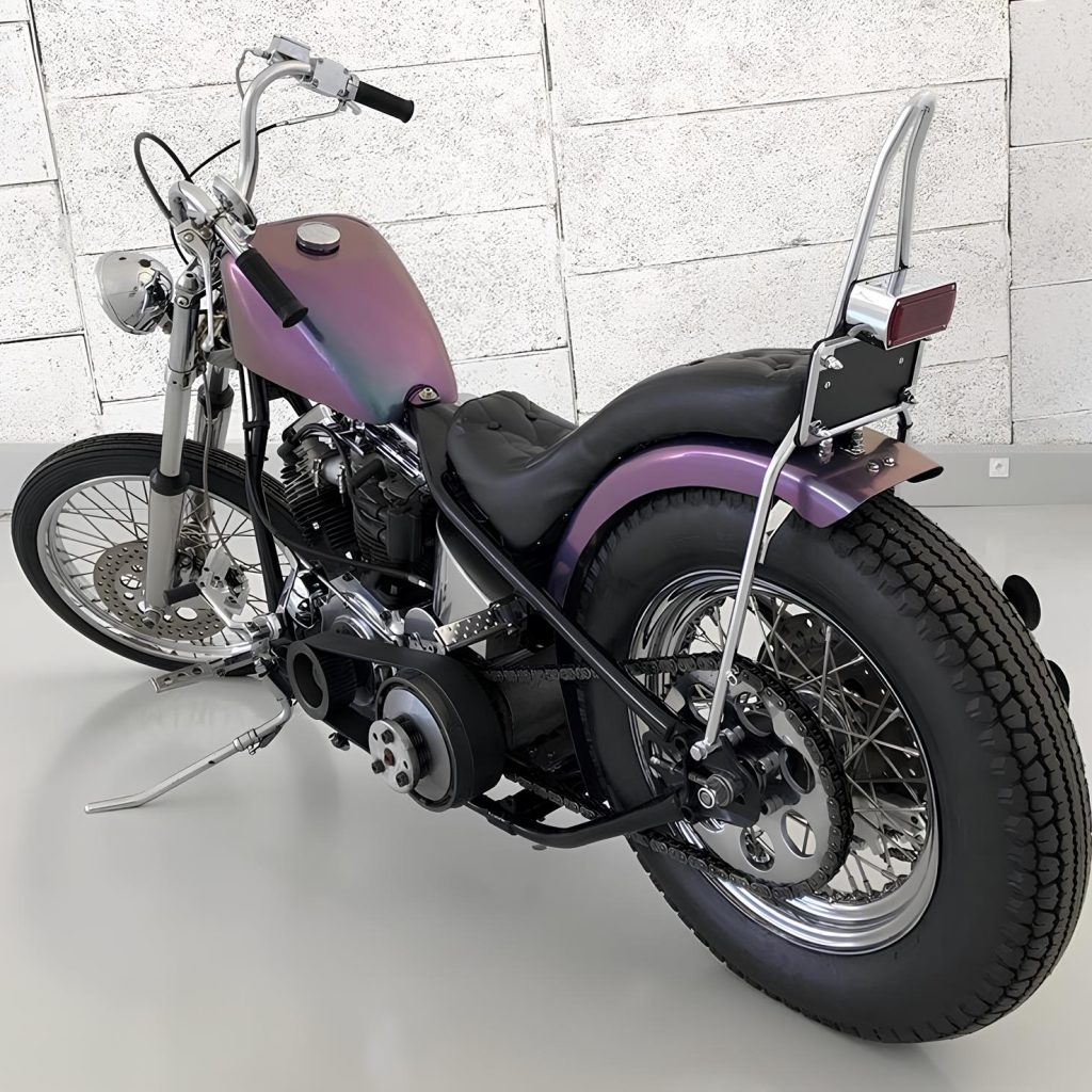 Moto possédant des pièces thermolaquées
