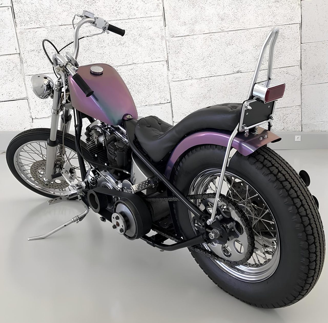 Moto possédant des pièces thermolaquées