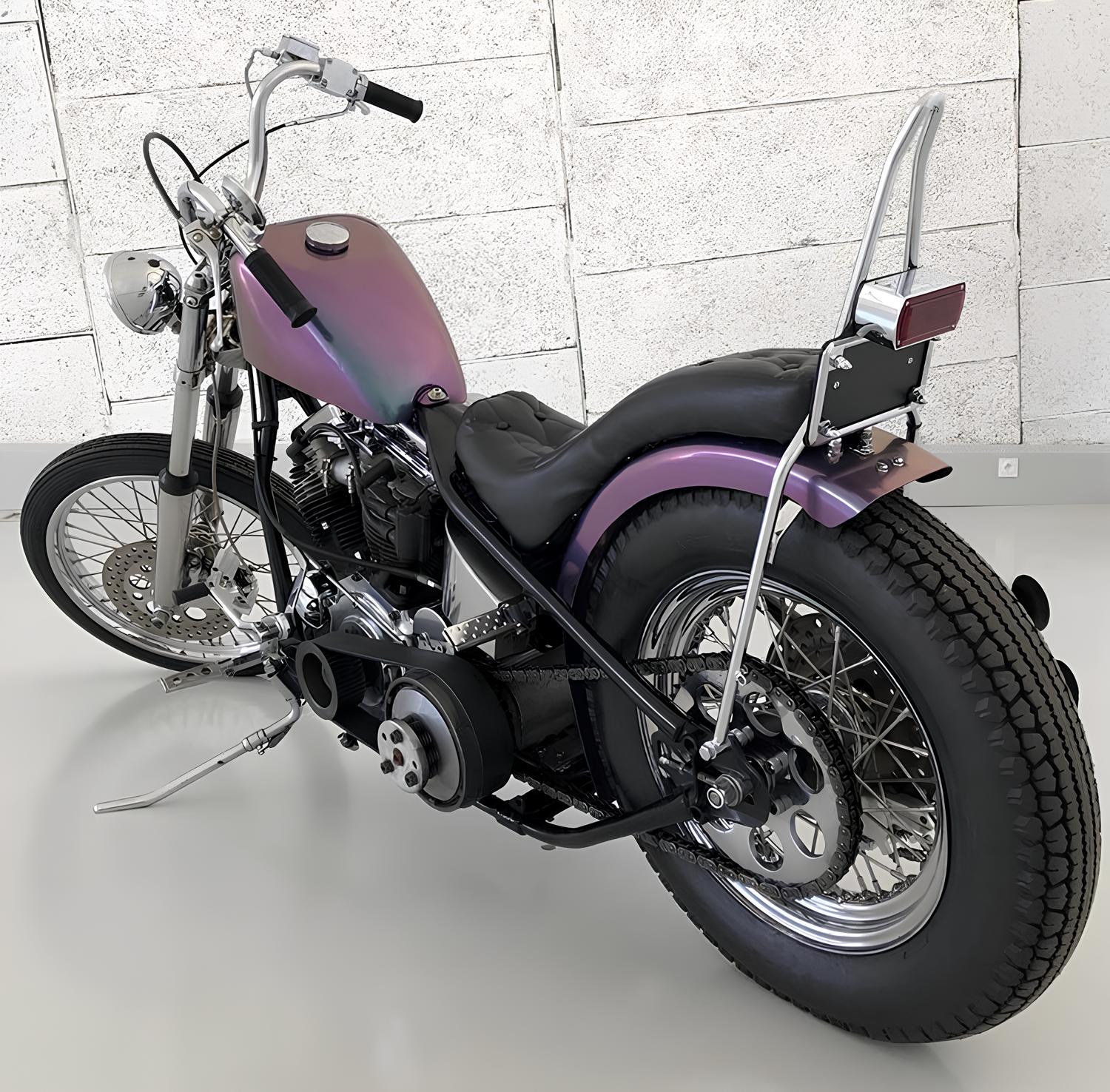 Moto possédant des pièces thermolaquées