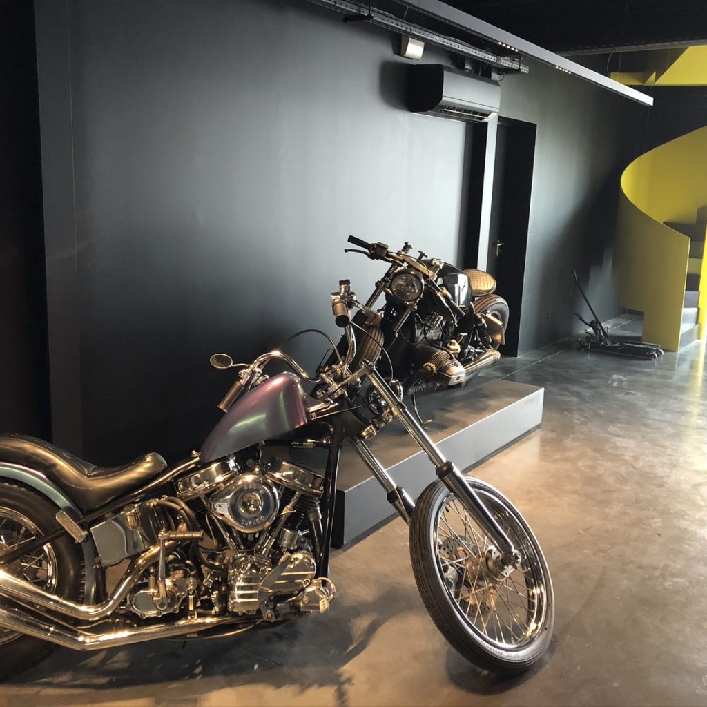 Moto possédant des pièces thermolaquées