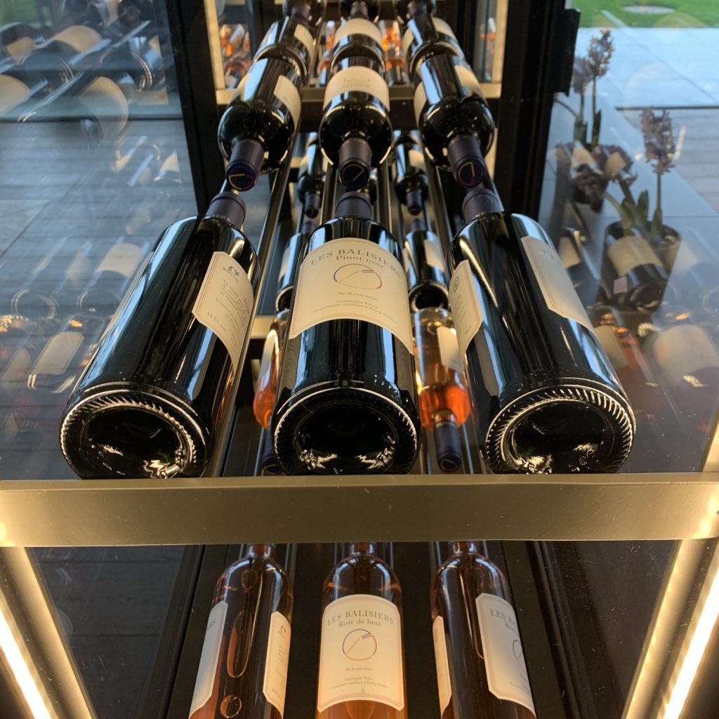 Vins disposés dans une cave à vin